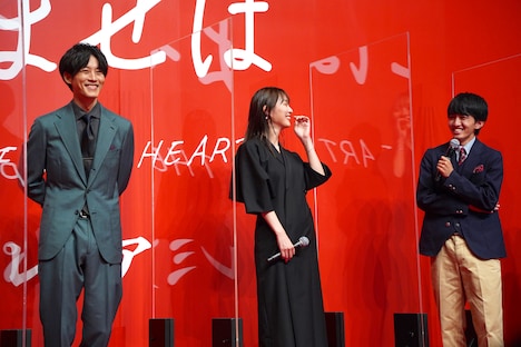 左から松坂桃李、内田理央、中川翼。