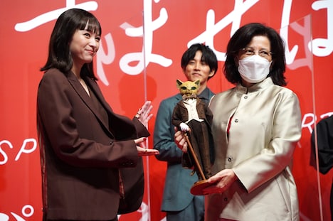 左から清野菜名、シルヴァーナ・デマイオさん。