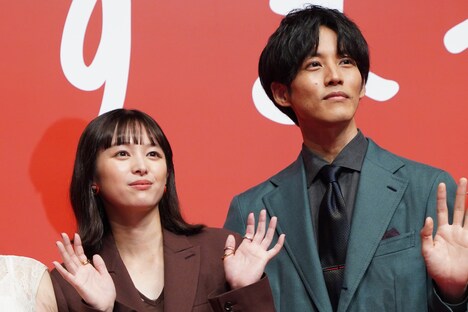 左から清野菜名、松坂桃李。