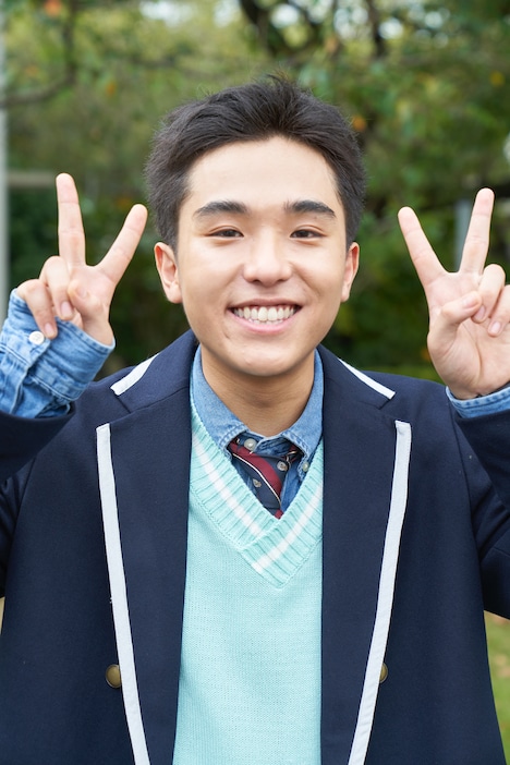 佐原役の若林時英。