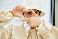 鈴鹿央士ファースト写真集「omen-前兆-」より。