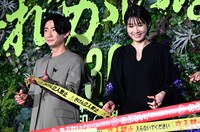 テープカットをする相葉雅紀（左）と松本穂香（右）。