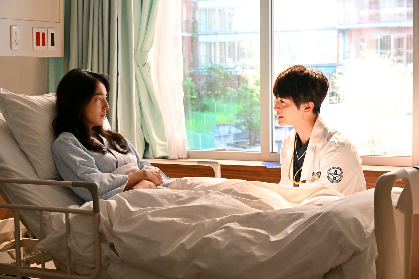 左から山野瑠香役の仁村紗和、諏訪野良太役の玉森裕太。