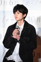 MCによるキャラクター紹介を真剣に聞く鈴鹿央士。