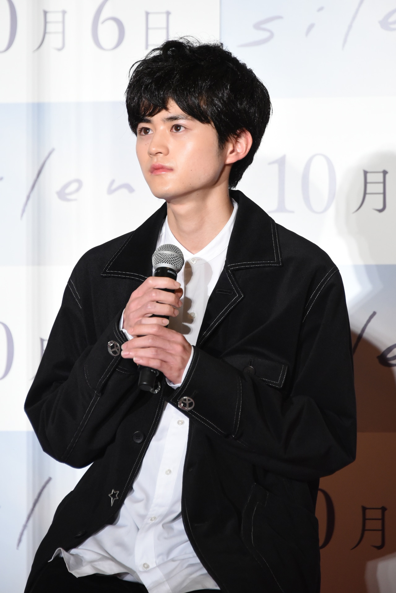 MCによるキャラクター紹介を真剣に聞く鈴鹿央士。