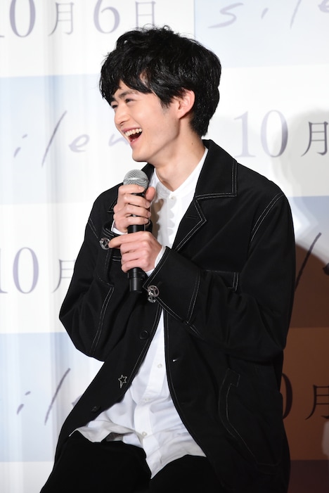 「おっとりしていて優しいボーイ」と川口春奈に評された鈴鹿央士。