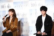 「汗が止まらない」と制服を着た心境を伝える川口春奈（左）、鈴鹿央士（右）。