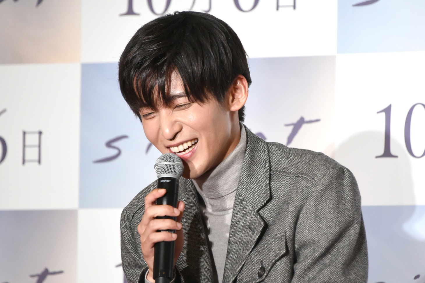 制服姿の写真に照れる目黒蓮。