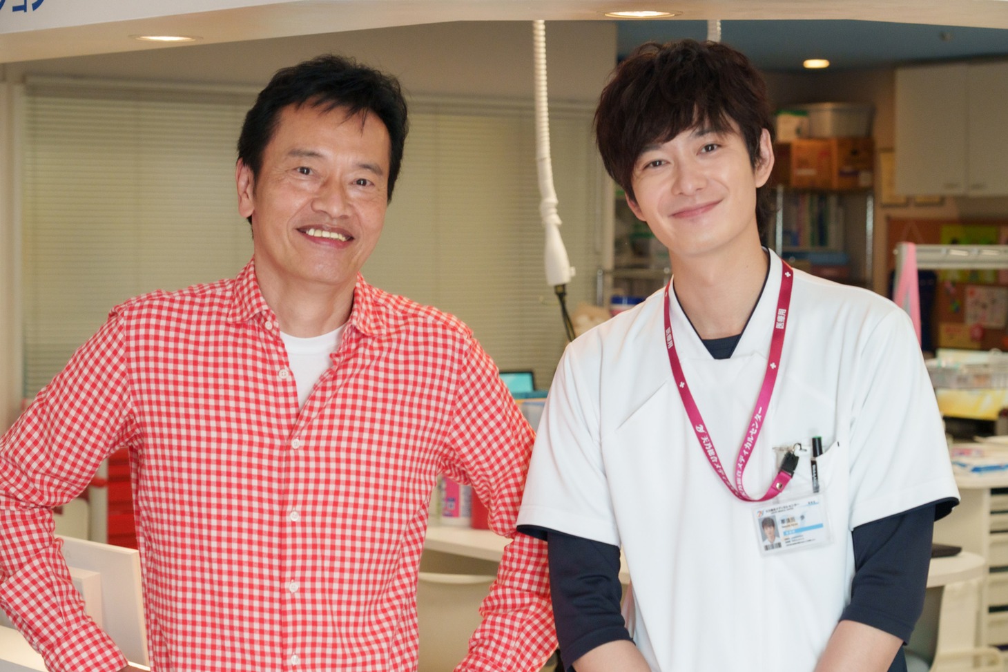 左から遠藤憲一、岡田将生。