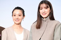 「マイ・ブロークン・マリコ」公開記念舞台挨拶の様子。左から奈緒、永野芽郁。