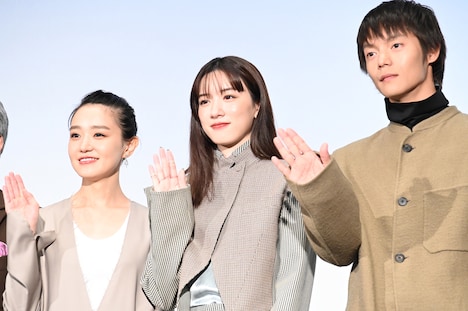 左から奈緒、永野芽郁、窪田正孝。