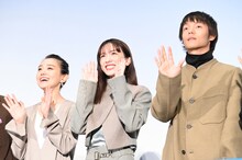 左から奈緒、永野芽郁、窪田正孝。