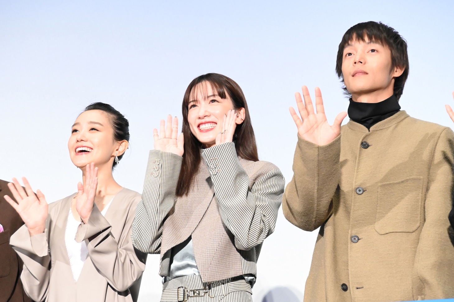 左から奈緒、永野芽郁、窪田正孝。
