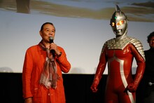 左から森次晃嗣、ウルトラセブン。