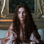 「ロザライン」より、ケイトリン・デヴァー演じるロザライン。