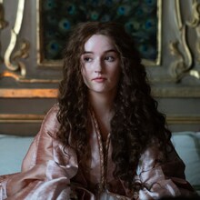 「ロザライン」より、ケイトリン・デヴァー演じるロザライン。