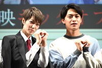 左から七海ひろき、井上想良。