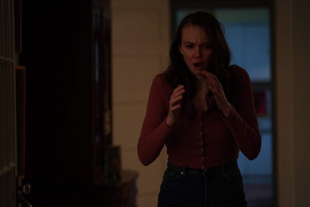 カルト教団から逃げ出した親子を襲う怪異、「呪われた息子の母 ローラ」予告