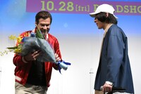 ビッケブランカ（右）から花束を受け取ったマキシム・ゴヴァール（左）。