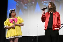 セドリック・ル・ギャロ（右）を見つめるブリアナ・ギガンテ（左）。