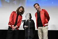 通訳（中央）がブリアナ・ギガンテのコメントを訳すのを熱心に聞くセドリック・ル・ギャロ（左）、マキシム・ゴヴァール（右）。