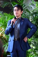 “あたりまえ体操”を披露する及川光博。