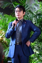 “あたりまえ体操”を披露する及川光博。