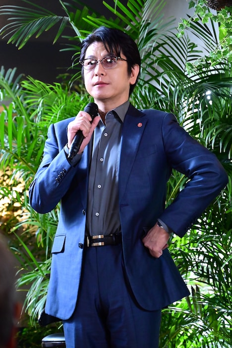 “あたりまえ体操”を披露する及川光博。