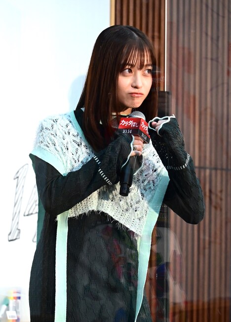 ファイティングポーズを取る橋本環奈。