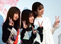 左から山本舞香、橋本環奈、横田真悠。