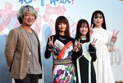 左から羽住英一郎、山本舞香、橋本環奈、横田真悠。