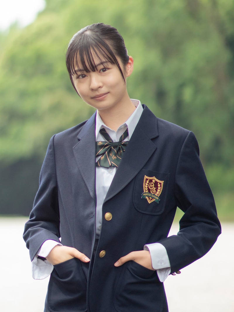 小原知花役の莉子。