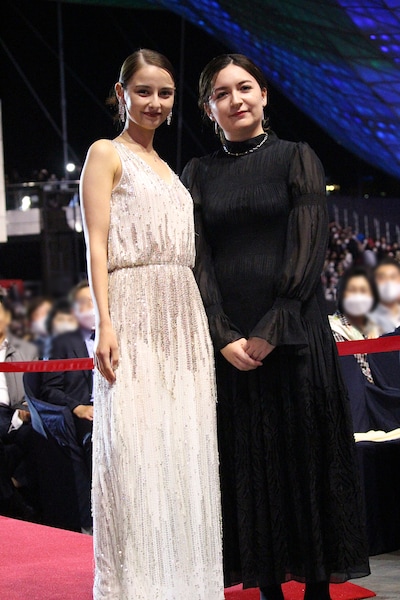 第27回釜山国際映画祭のオープニングセレモニーに参加した嵐莉菜（左）、川和田恵真（右）。