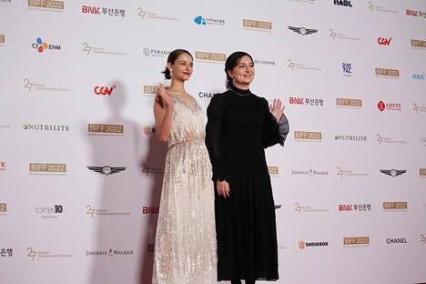 左から嵐莉菜、川和田恵真。