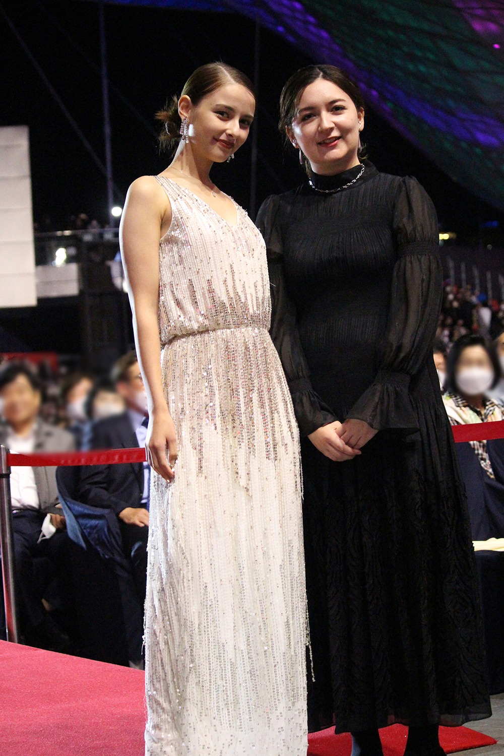 左から嵐莉菜、川和田恵真。