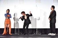 木村拓哉のモノマネを披露する河合郁人（中央）。