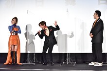 木村拓哉のモノマネを披露する河合郁人（中央）。