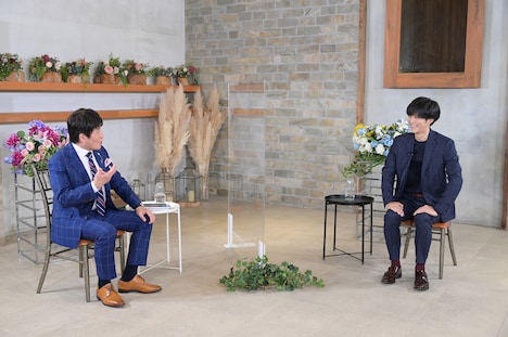 左から林修、松坂桃李。