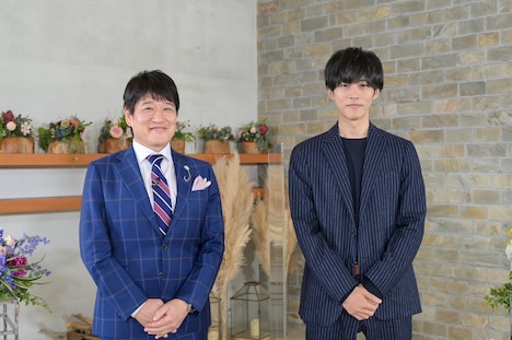 左から林修、松坂桃李。