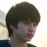 木村舷碁扮する小松俊介。
