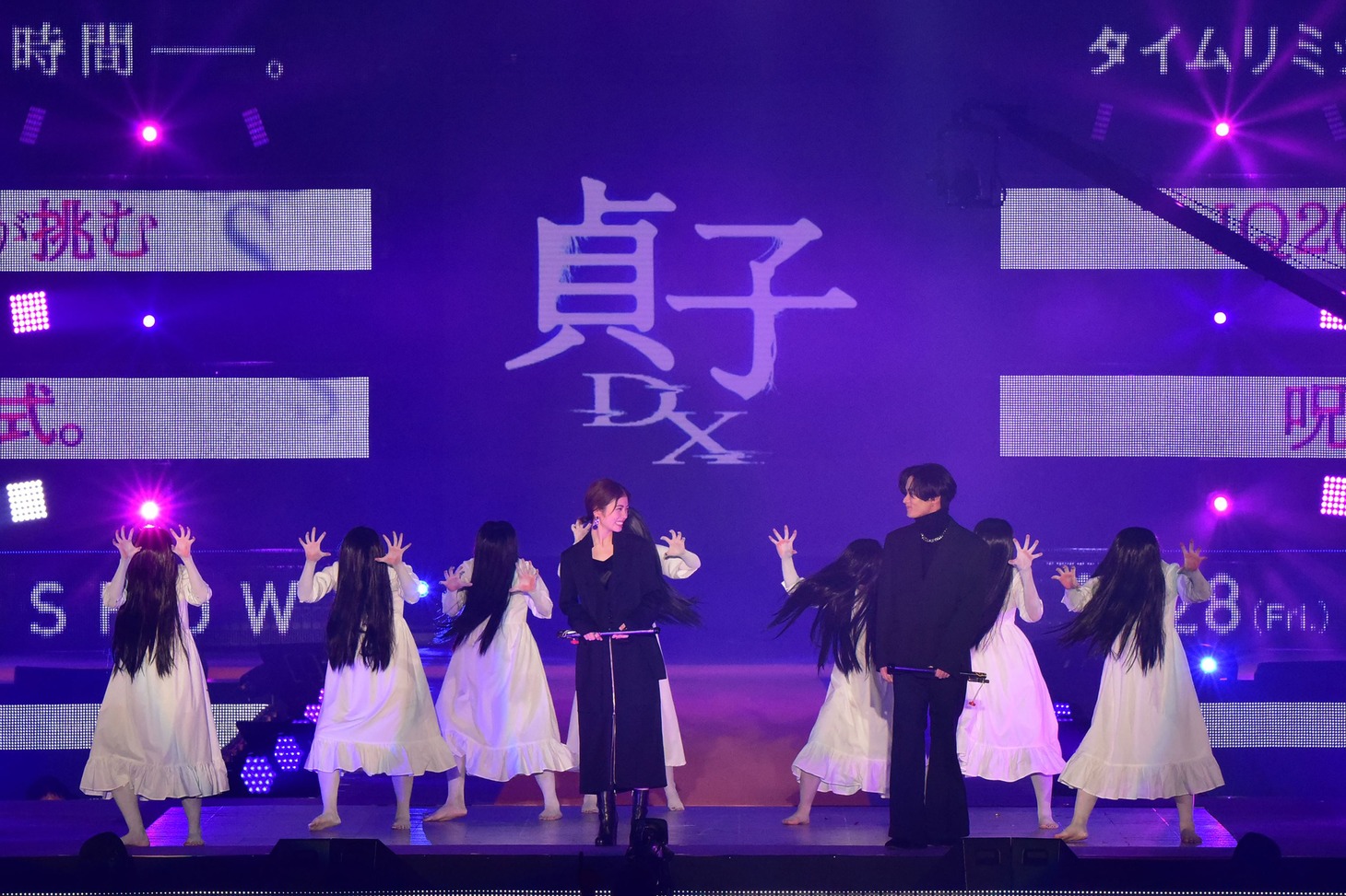 「貞子DX」スペシャルステージの様子。前列左から小芝風花、川村壱馬。