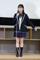 制服姿の久間田琳加。