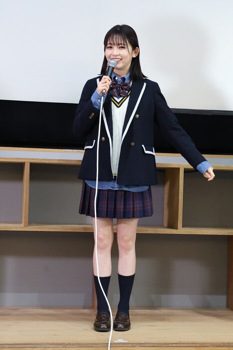 制服姿の久間田琳加。