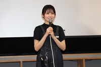 ビューティーコンサルタントの制服を着た久間田琳加。