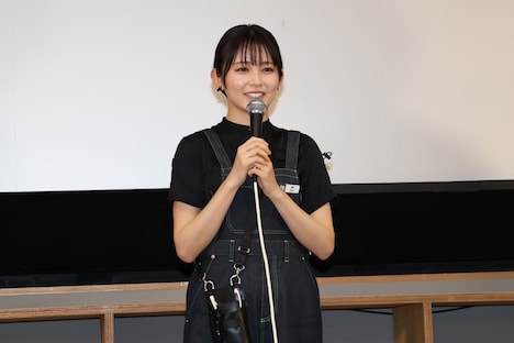 ビューティーコンサルタントの制服を着た久間田琳加。