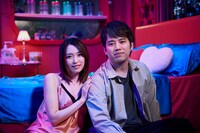 「もっと超越した所へ。」より、黒川芽以演じる七瀬（左）と三浦貴大扮する慎太郎（右）。
