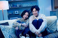 「もっと超越した所へ。」より、趣里演じる鈴（左）と千葉雄大扮する富（右）。