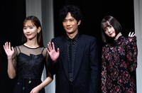 左から中村ゆり、稲垣吾郎、玉城ティナ。