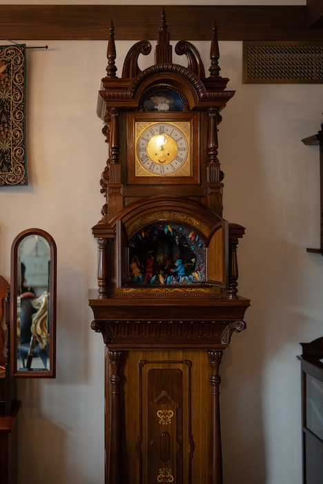 ジブリパーク「青春の丘」より地球屋内の古時計。