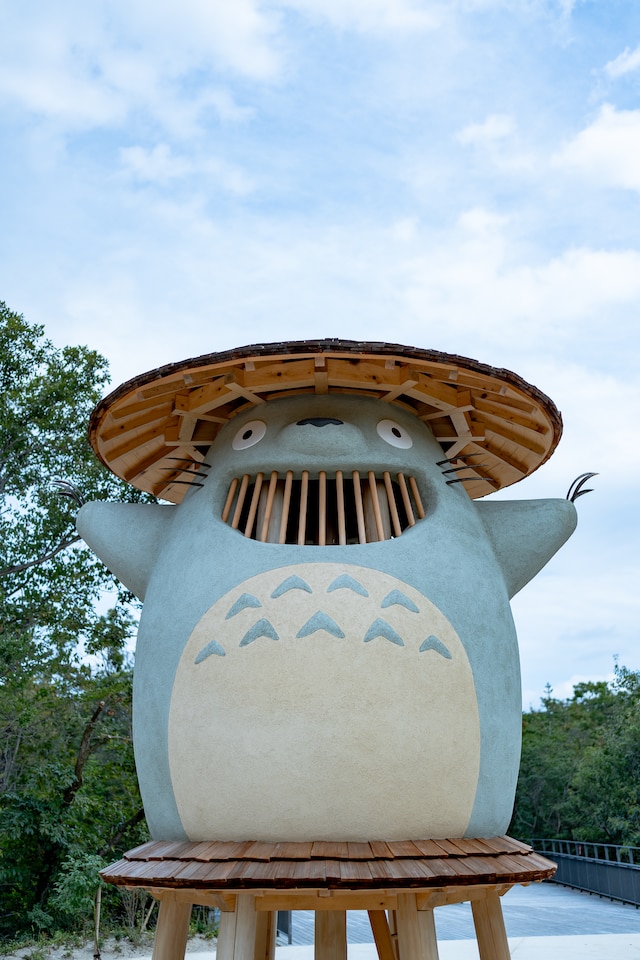 ジブリパーク「どんどこ森」より木製遊具「どんどこ堂」。